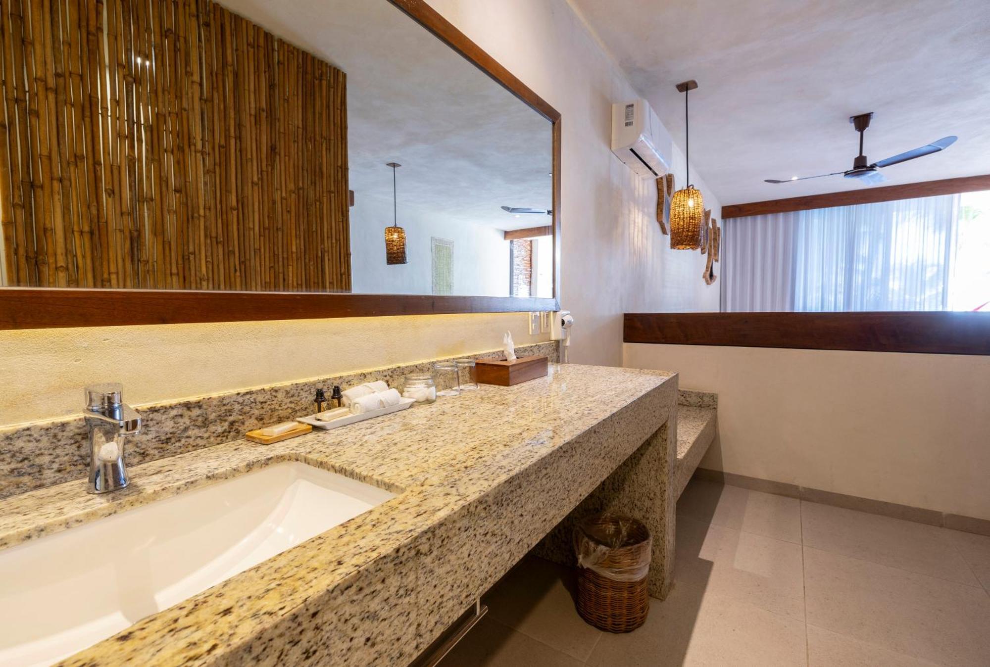 Habitación Doble con balcón y vistas al mar